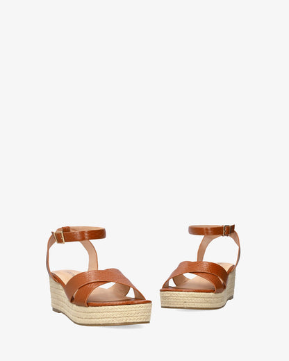 Sandalia en soft coco marrón con cuña en yute