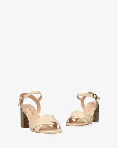 Sandalia en soft maquillaje con tacón cuadrado