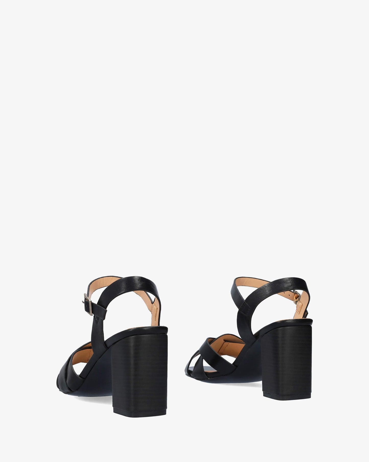 Sandalia en soft negro con tacón cuadrado