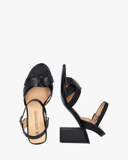 Sandalia en soft negro con tacón cuadrado