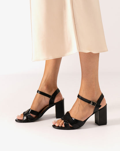 Sandalia en soft negro con tacón cuadrado