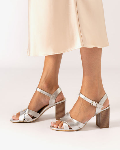 Sandalia en soft plata con tacón cuadrado