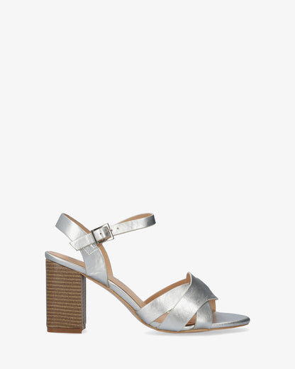 Sandalia en soft plata con tacón cuadrado