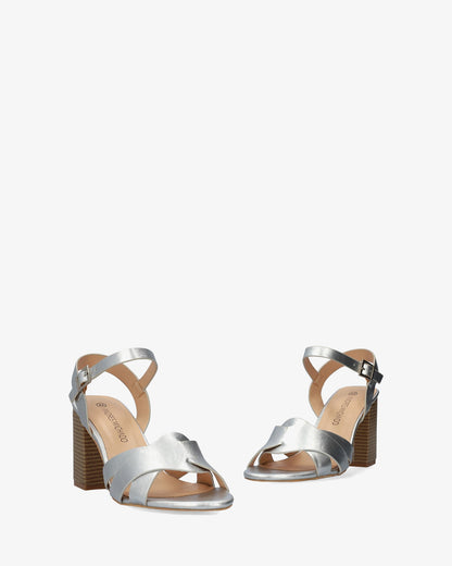 Sandalia en soft plata con tacón cuadrado