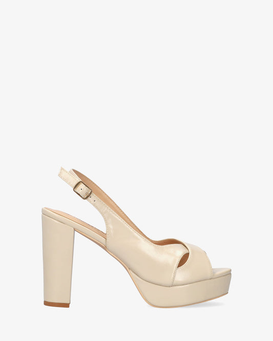 Sandalia en soft beige con tacón alto y plataforma