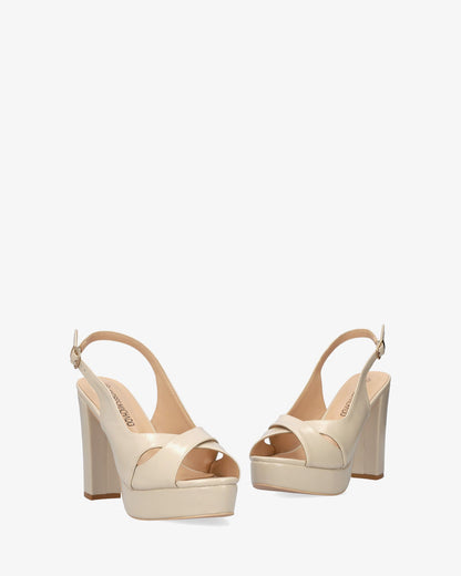 Sandalia en soft beige con tacón alto y plataforma