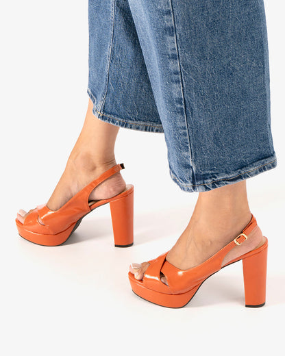 Sandalia en soft naranja con tacón alto y plataforma