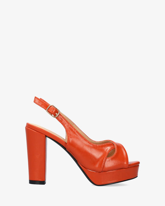 Sandalia en soft naranja con tacón alto y plataforma