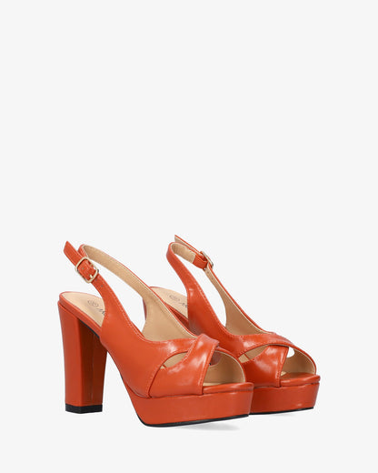 Sandalia en soft naranja con tacón alto y plataforma