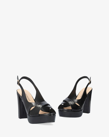 Sandalia en soft negro con tacón alto y plataforma