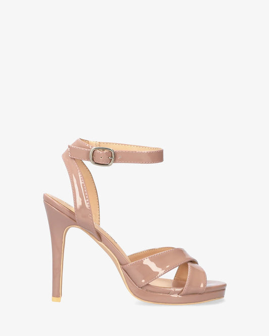 Sandalia en charol maquillaje con tacón alto