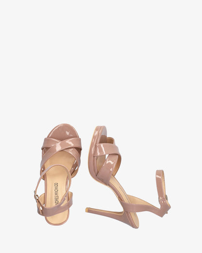 Sandalia en charol maquillaje con tacón alto