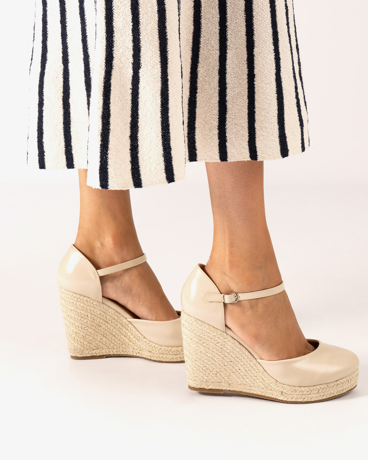 Sandalia en soft beige con cuña en yute