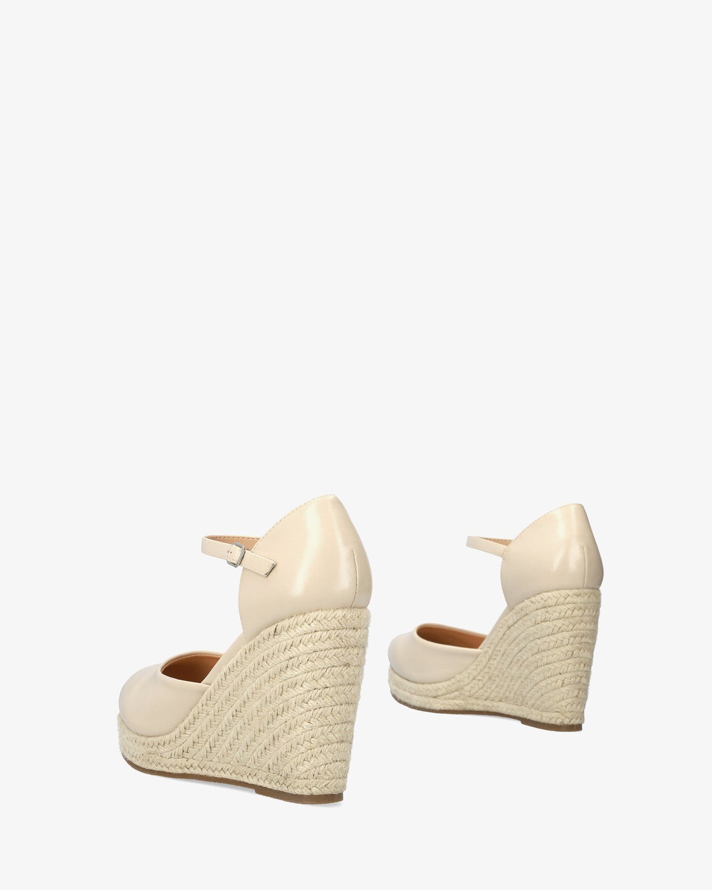 Sandalia en soft beige con cuña en yute