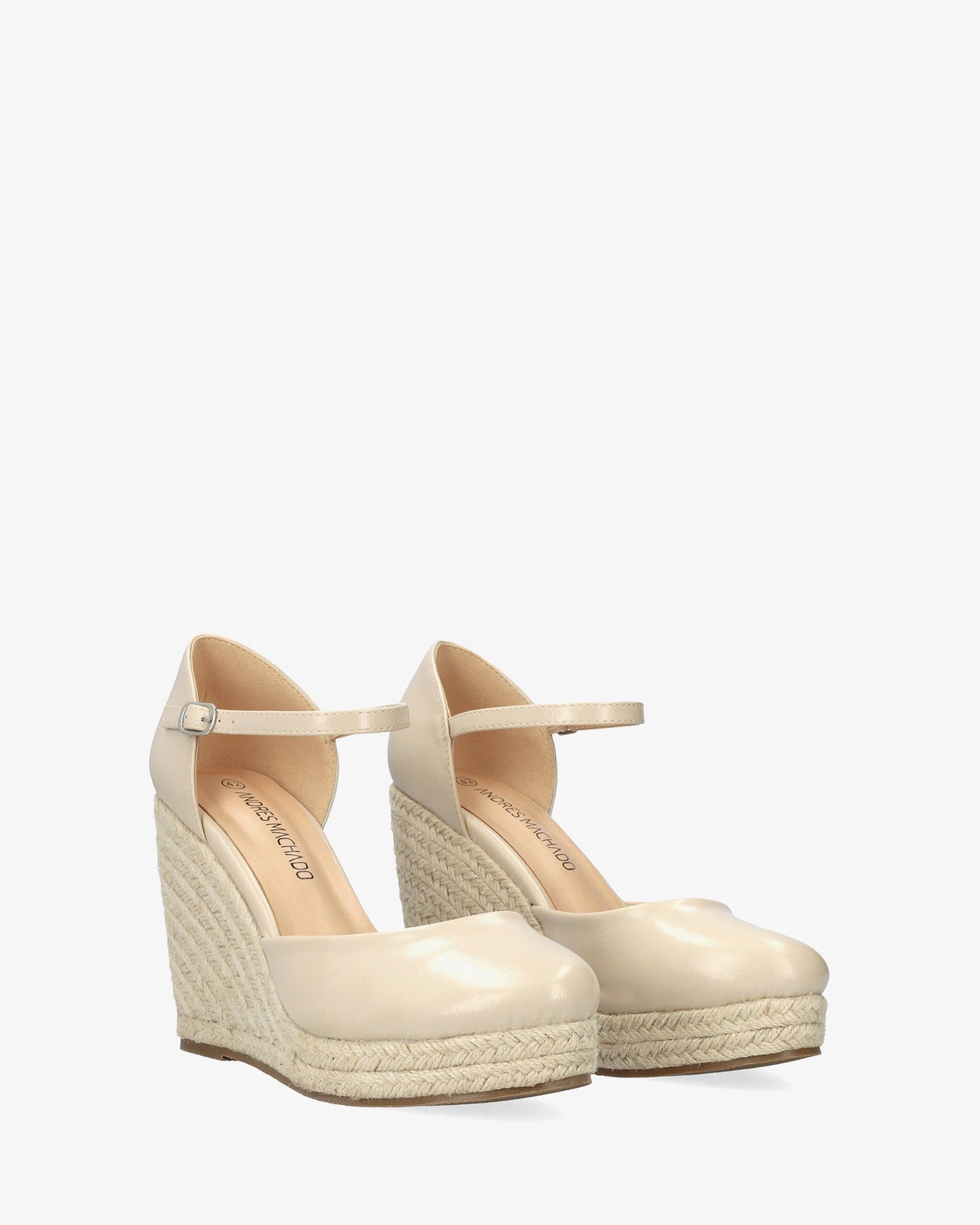 Sandalia en soft beige con cuña en yute