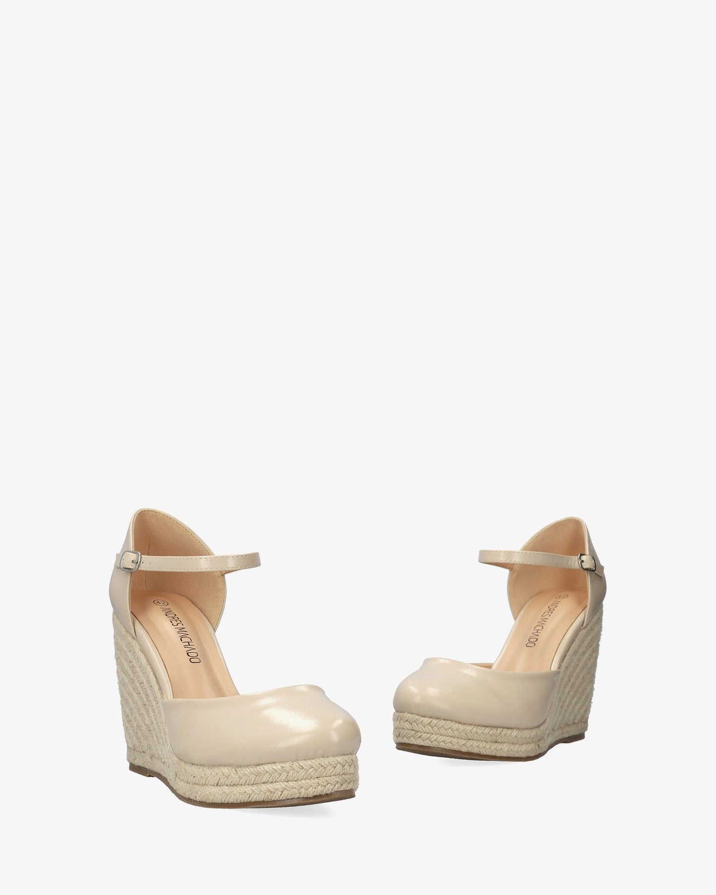 Sandalia en soft beige con cuña en yute