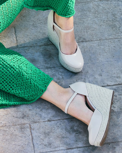 Sandalia en soft beige con cuña en yute