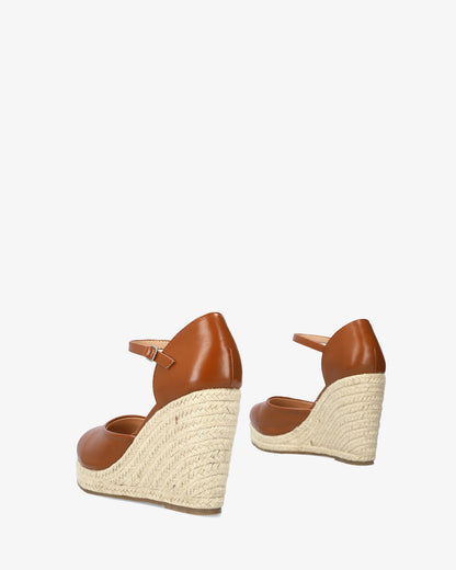 Sandalia en soft marrón con cuña en yute