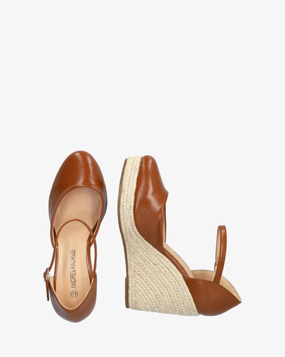 Sandalia en soft marrón con cuña en yute