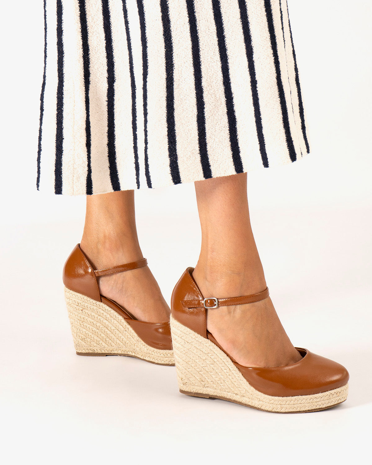 Sandalia en soft marrón con cuña en yute