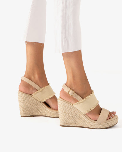 Sandalia en símil ante beige con cuña en yute