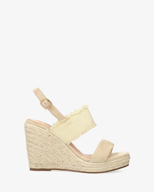 Sandalia en símil ante beige con cuña en yute