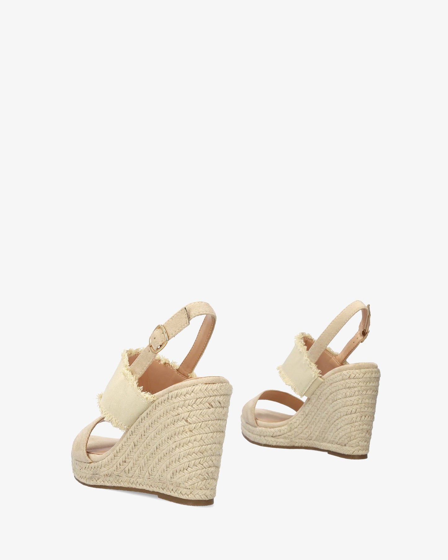 Sandalia en símil ante beige con cuña en yute