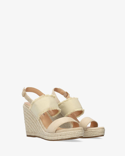 Sandalia en símil ante beige con cuña en yute