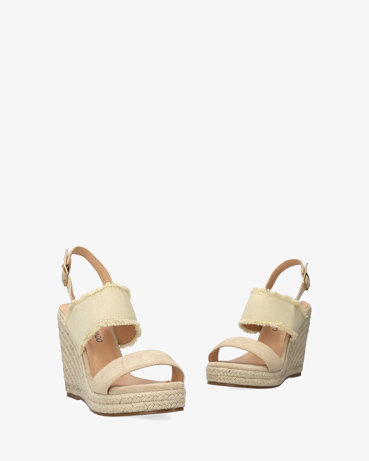Sandalia en símil ante beige con cuña en yute