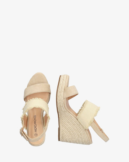 Sandalia en símil ante beige con cuña en yute