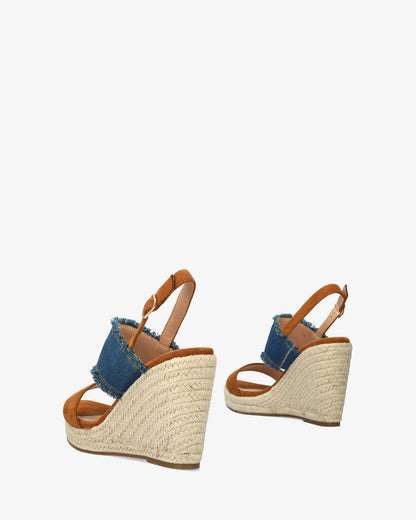Sandalia en símil ante marrón con cuña en yute