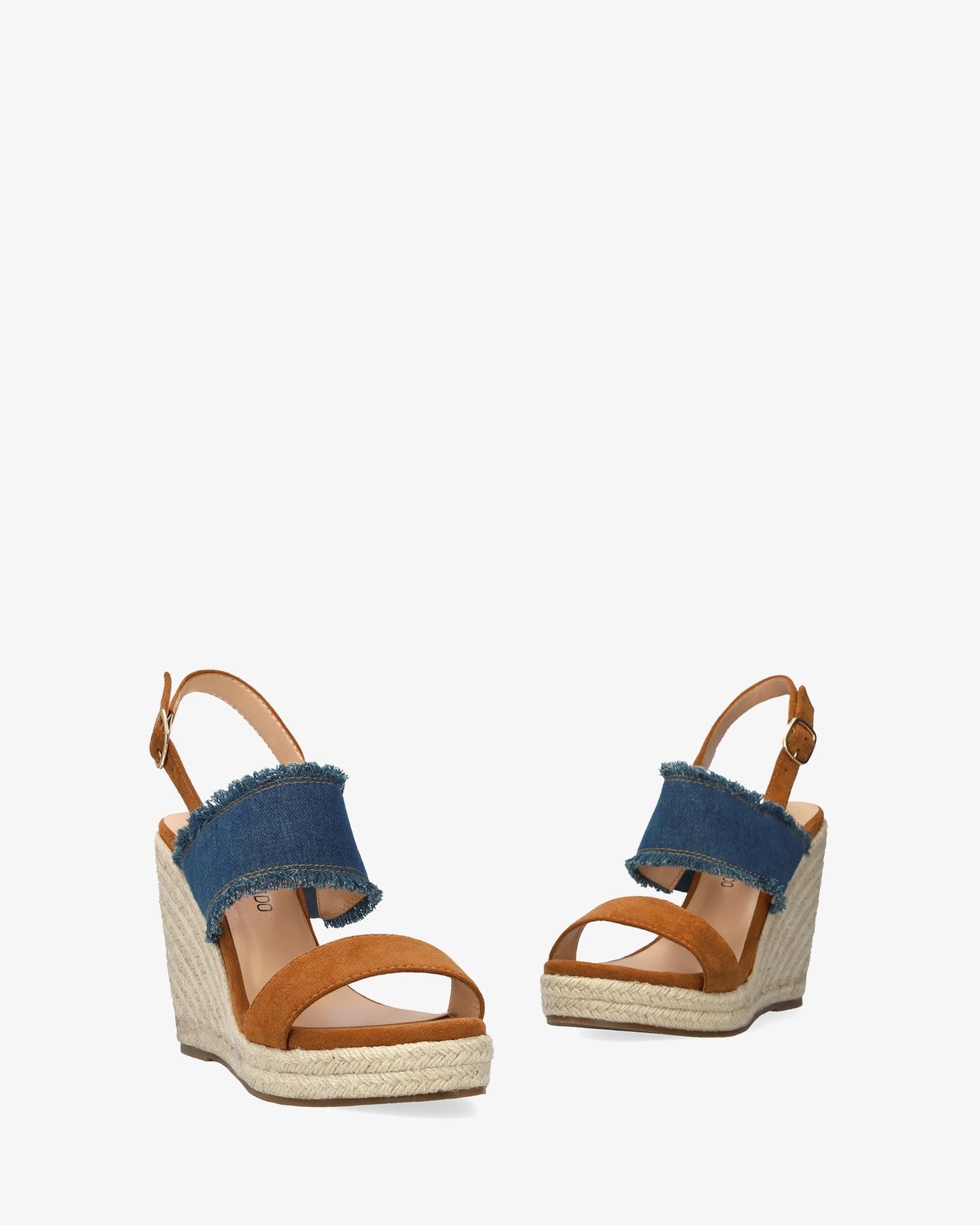 Sandalia en símil ante marrón con cuña en yute