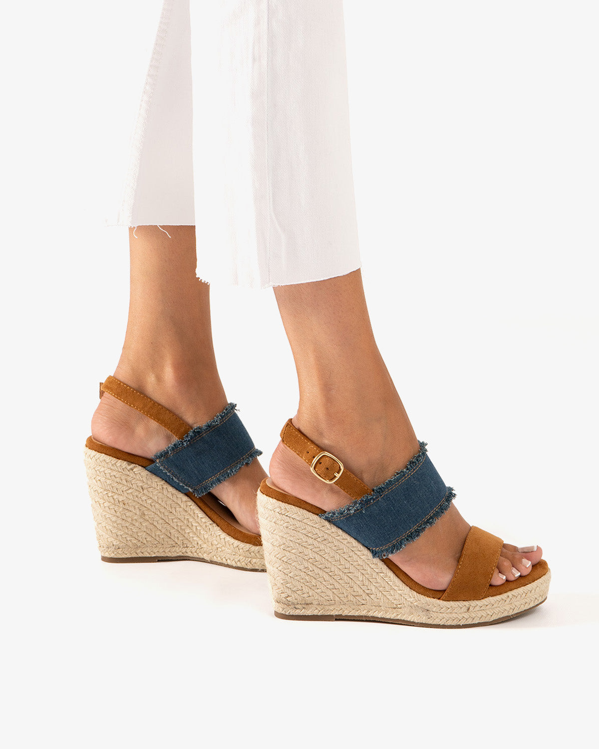 Sandalia en símil ante marrón con cuña en yute