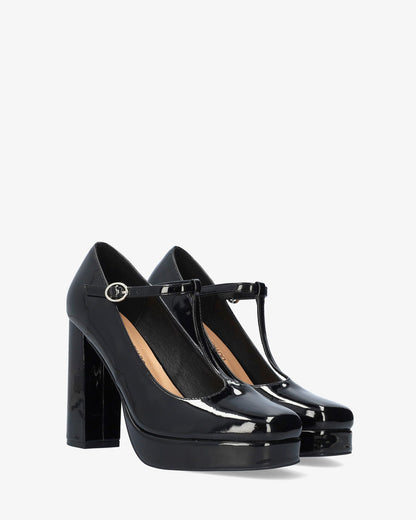 Salome shoe in black patent leather