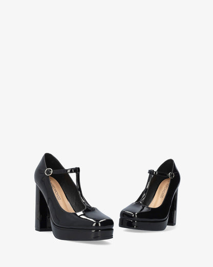 Salome shoe in black patent leather
