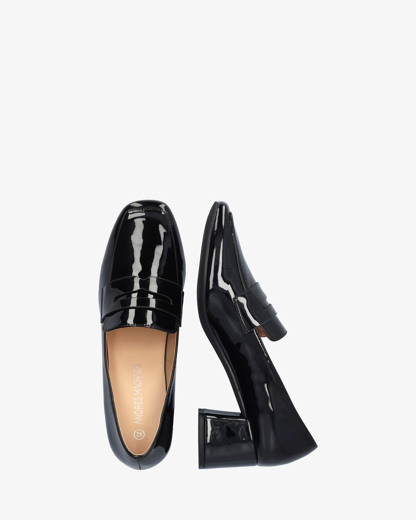 Mocasín con tacón en charol negro