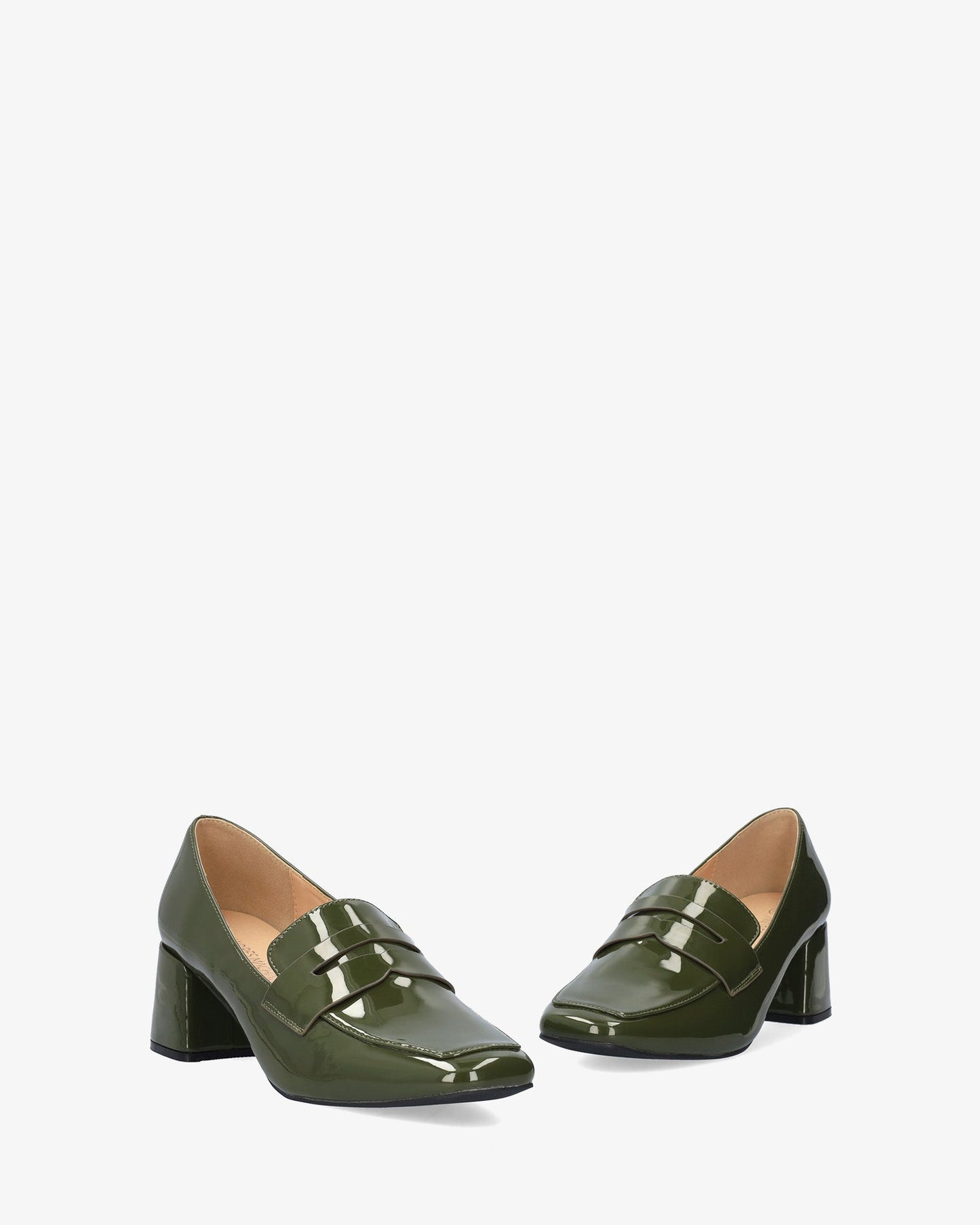 Mocasín con tacón en charol verde