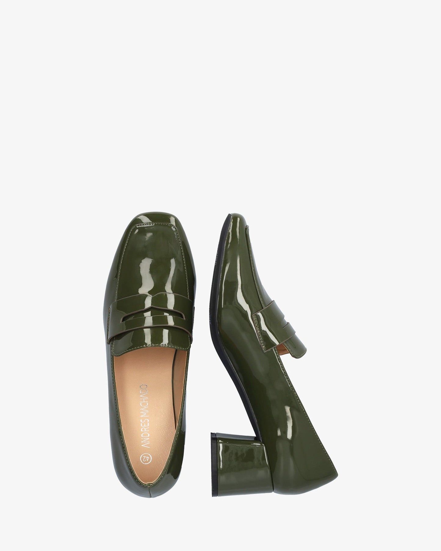 Mocasín con tacón en charol verde