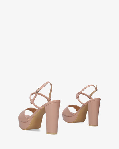 Sandalia en charol nude con tacón ancho alto