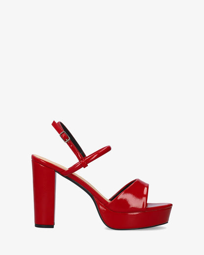 Sandalia en charol rojo con tacón ancho alto