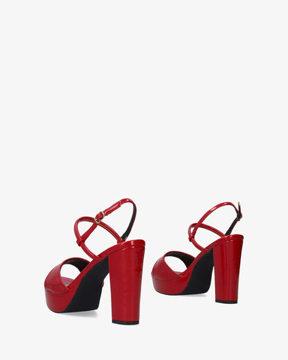 Sandalia en charol rojo con tacón ancho alto