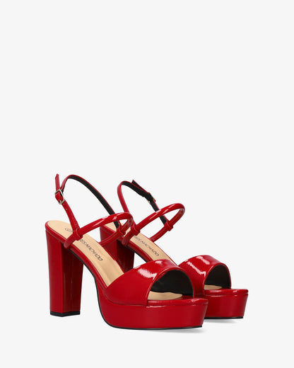 Sandalia en charol rojo con tacón ancho alto