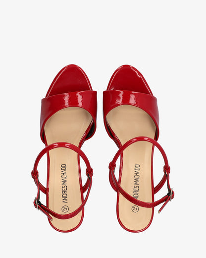 Sandalia en charol rojo con tacón ancho alto