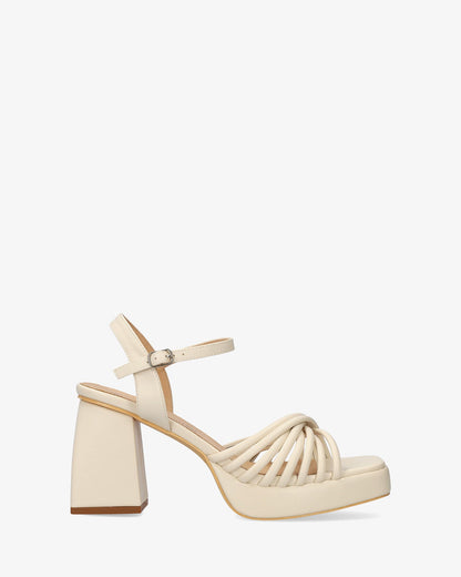 Sandalia en soft beige con tacón ancho y plataforma