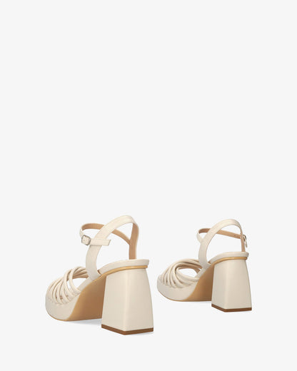 Sandalia en soft beige con tacón ancho y plataforma