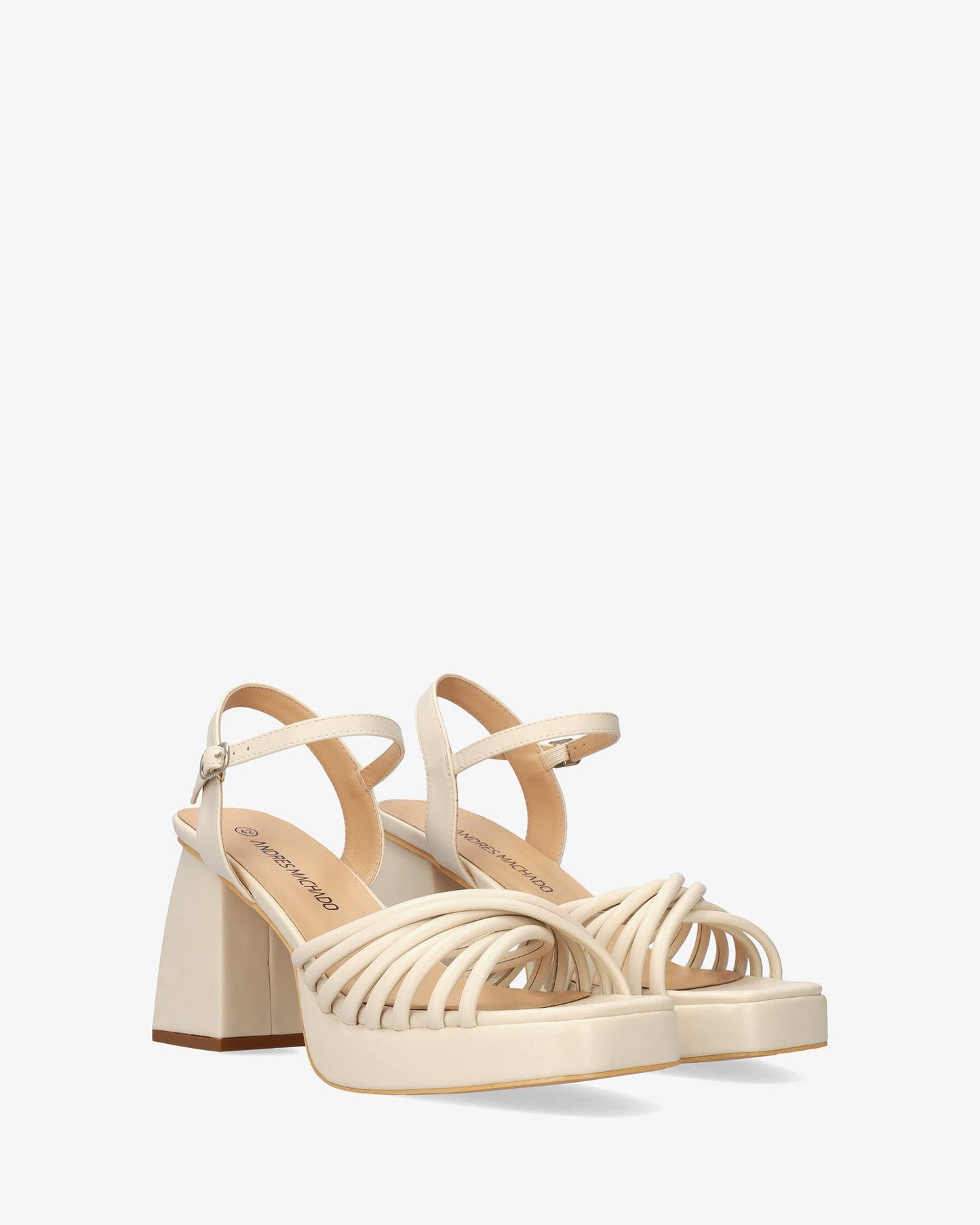 Sandalia en soft beige con tacón ancho y plataforma