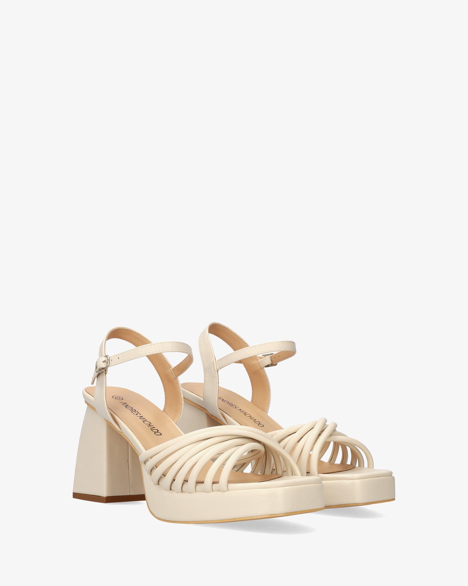 Sandalia en soft beige con tacón ancho y plataforma