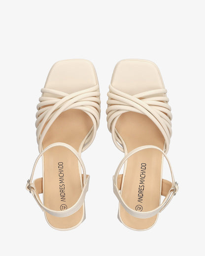 Sandalia en soft beige con tacón ancho y plataforma