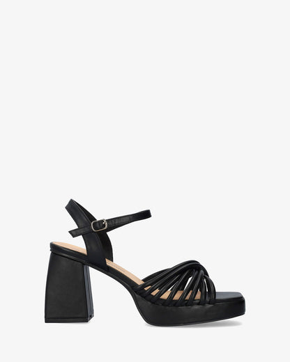 Sandalia en soft negro con tacón ancho y plataforma