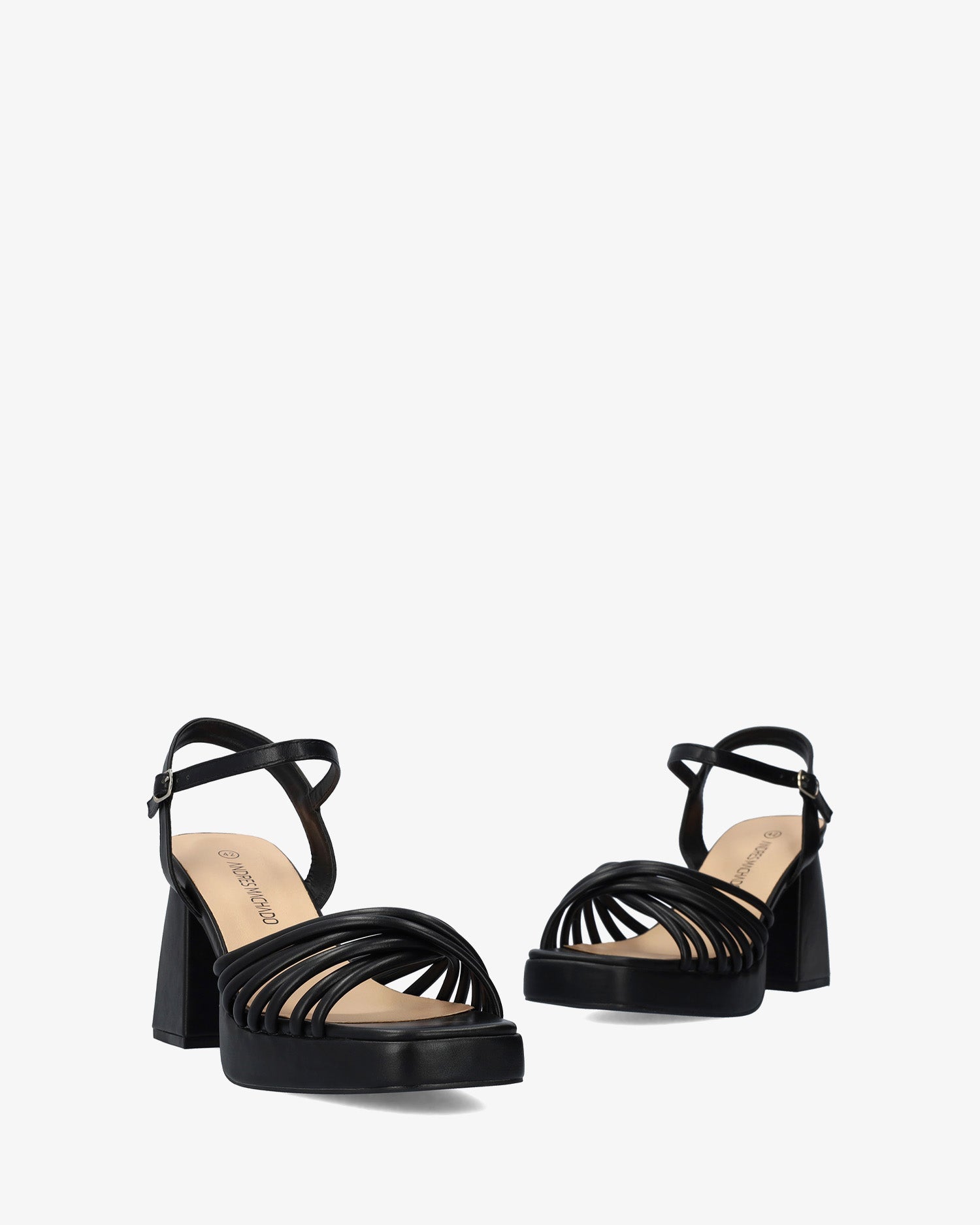 Sandalia en soft negro con tacón ancho y plataforma